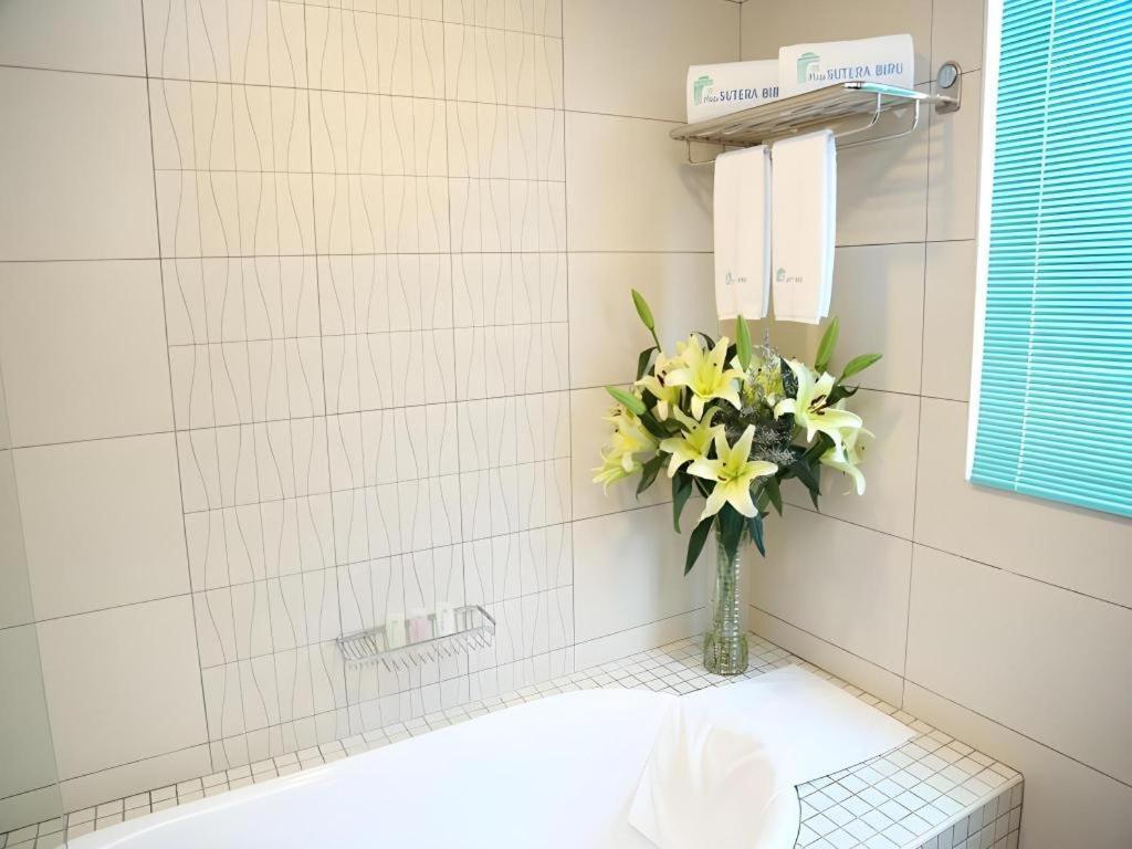 Plaza Sutera Biru Hotel Kuala Belait Екстериор снимка