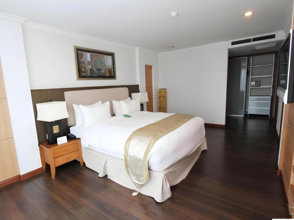 Plaza Sutera Biru Hotel Kuala Belait Екстериор снимка