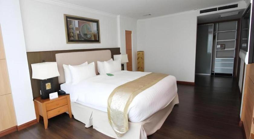Plaza Sutera Biru Hotel Kuala Belait Екстериор снимка