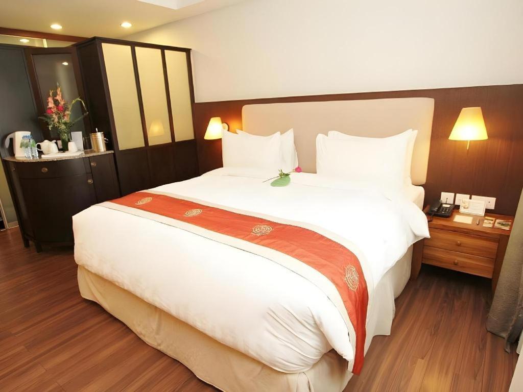 Plaza Sutera Biru Hotel Kuala Belait Екстериор снимка
